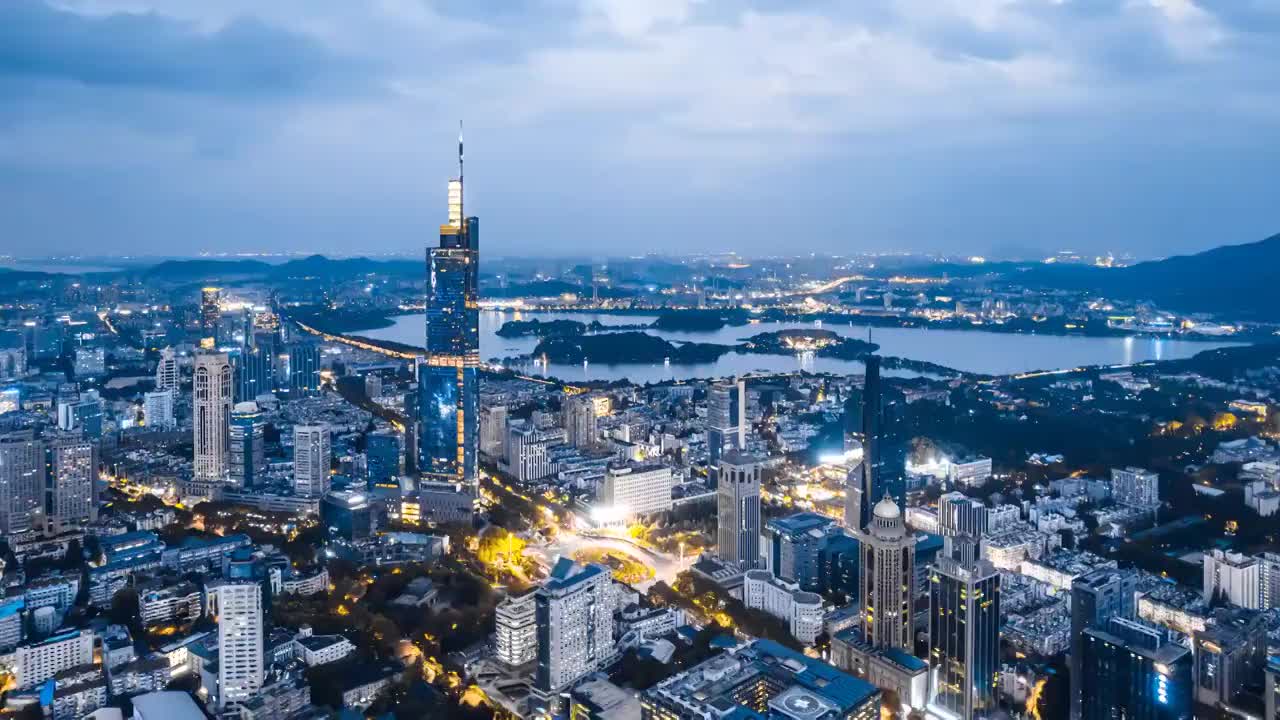 中国江苏南京紫峰大厦和城市天际线环绕延时摄影航拍夜景视频素材