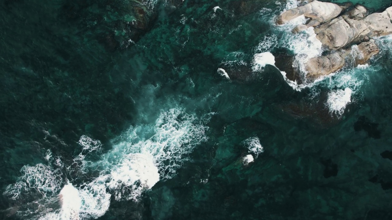 航拍:塞浦路斯自然海浪的俯视图。视频素材